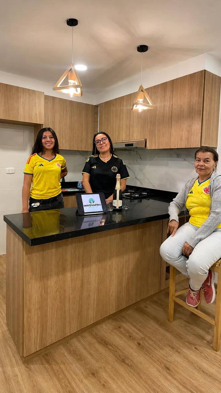 Clientes de INNOVAPRO en la cocina remodelada de su vivienda