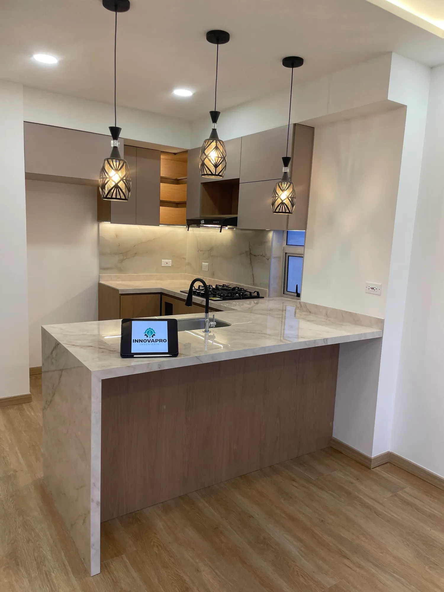 Cocina con isla en mármol remodelada por INNOVAPRO